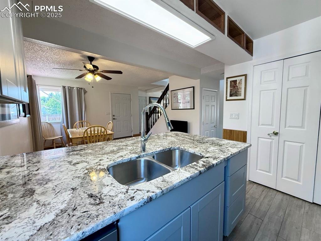 Image 11 of 25: Kitchen