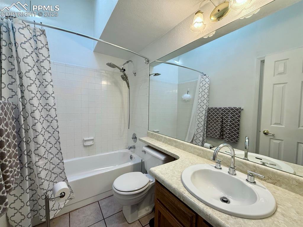 Image 15 of 25: Bathroom