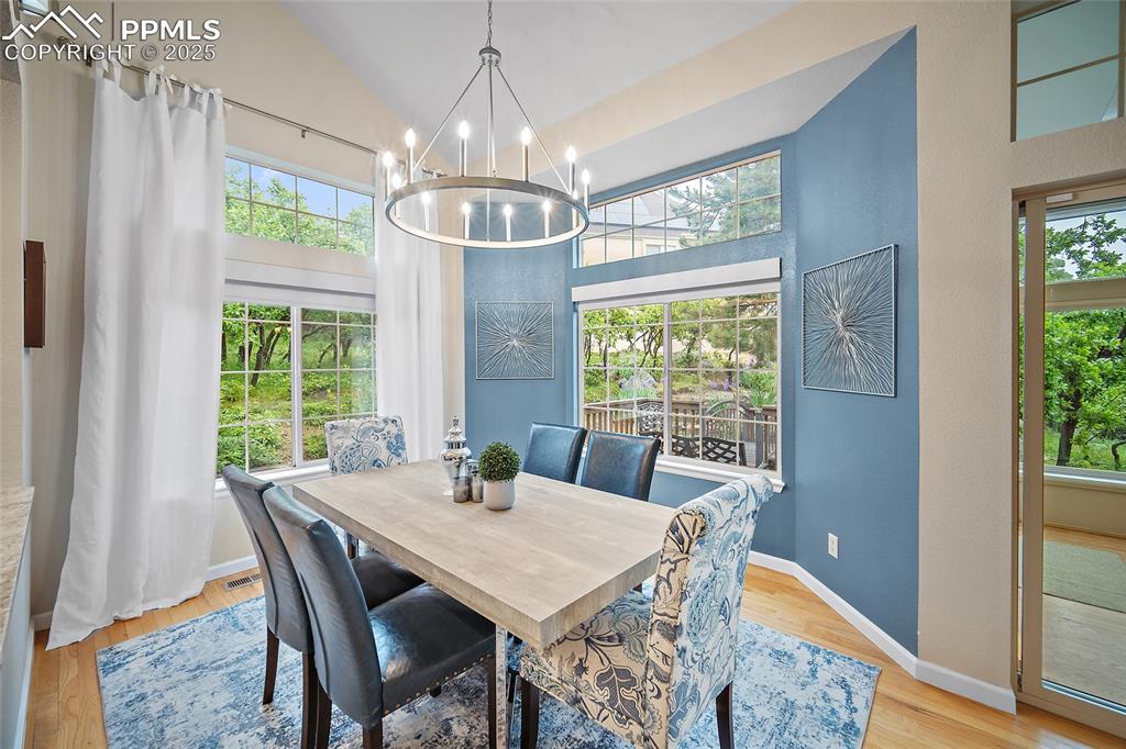 Image 15 of 50: Dining area off of the kitchen 
