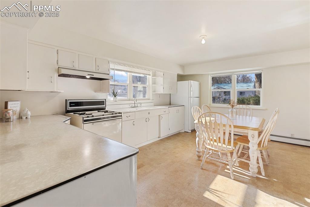 Image 14 of 34: Kitchen