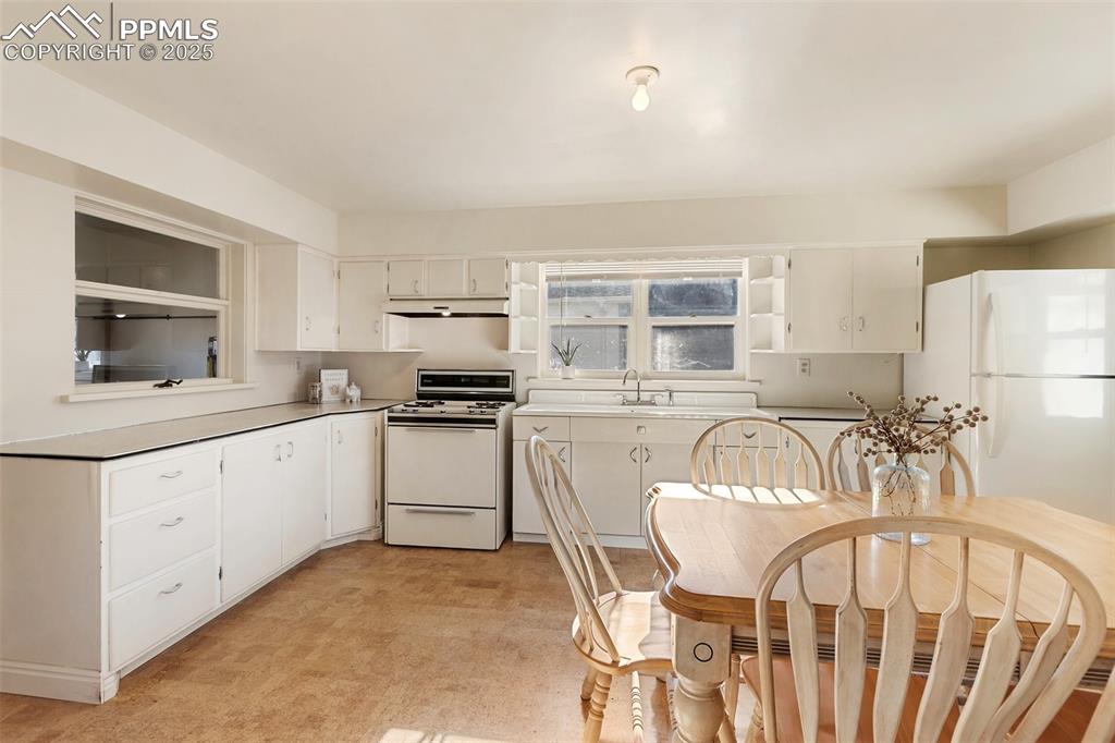 Image 15 of 34: Kitchen