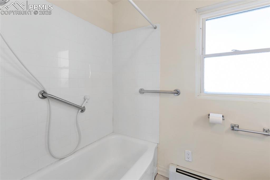 Image 18 of 34: Bathroom