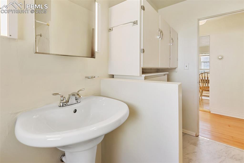 Image 20 of 34: Bathroom