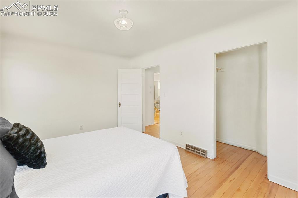 Image 23 of 34: Bedroom