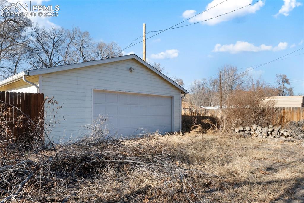 Image 27 of 34: Garage