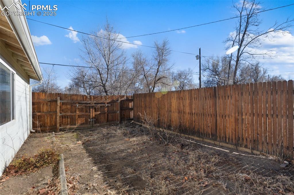 Image 28 of 34: Yard