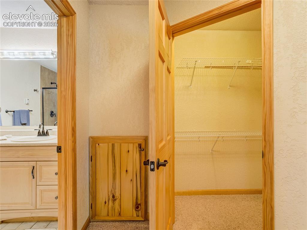 Image 15 of 35: Walk-In Closets