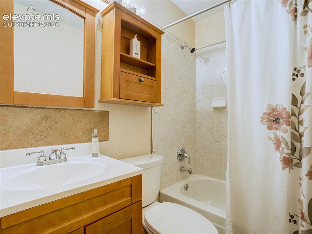 Image 19 of 35: Bathroom
