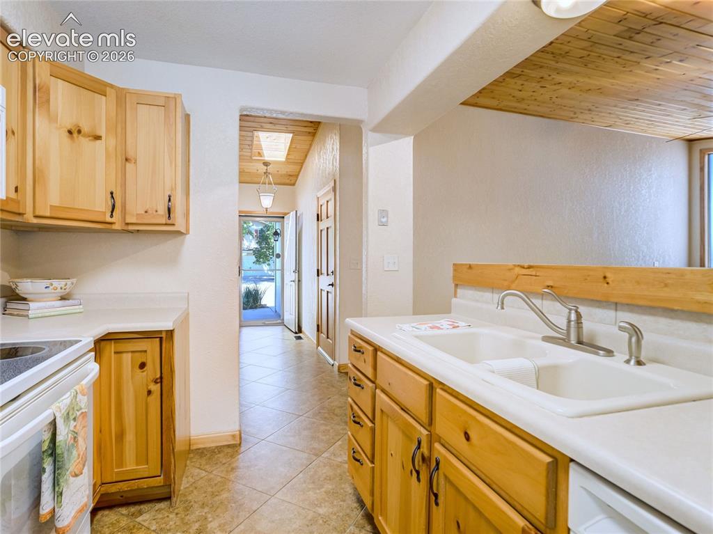 Image 8 of 35: Kitchen