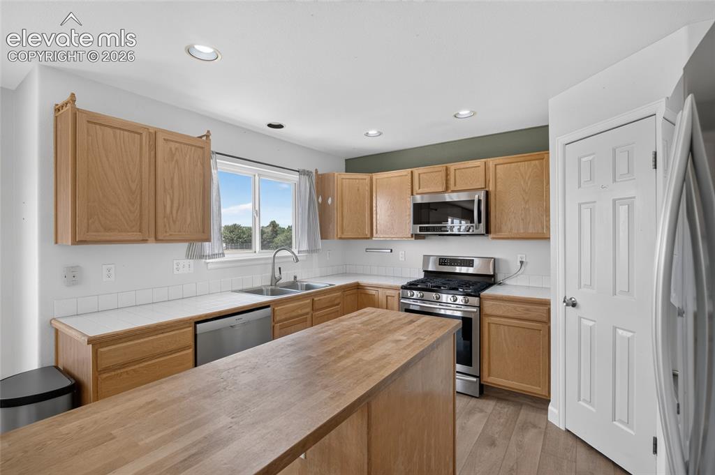 Image 7 of 34: Kitchen