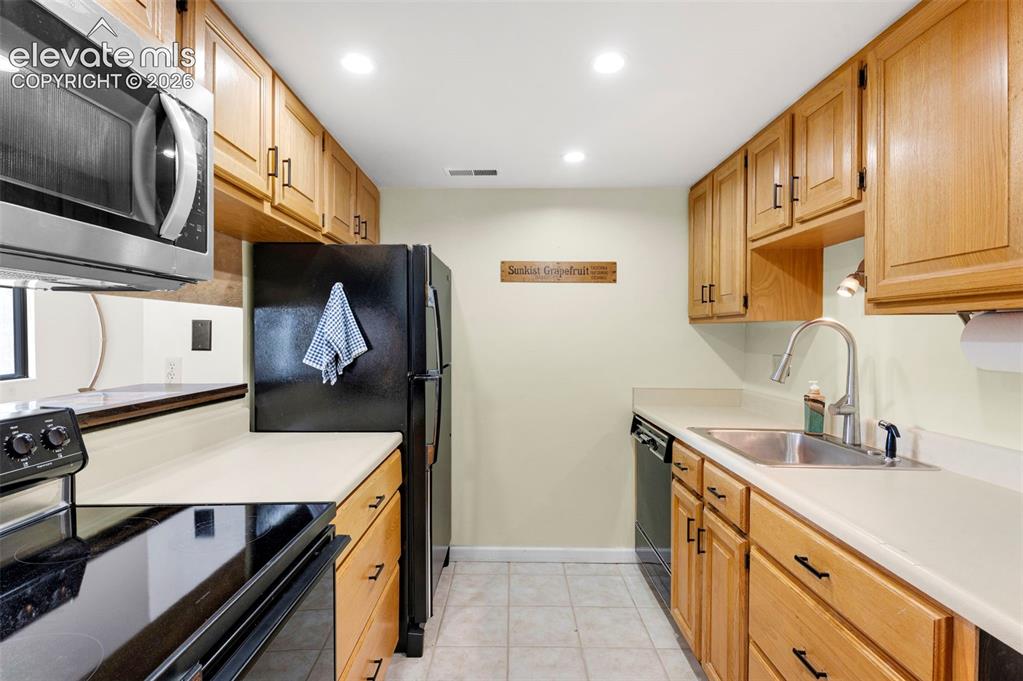 Image 13 of 30: Kitchen