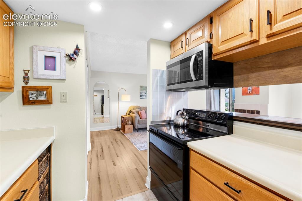 Image 14 of 30: Kitchen