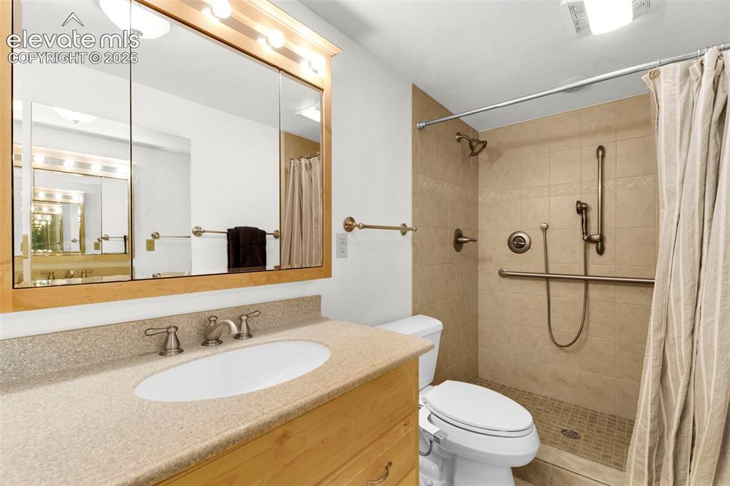 Image 19 of 30: Bathroom