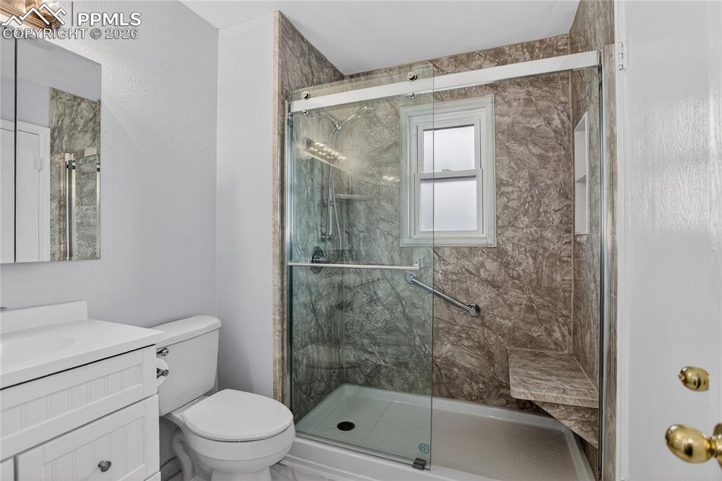 Image 11 of 16: Full bath