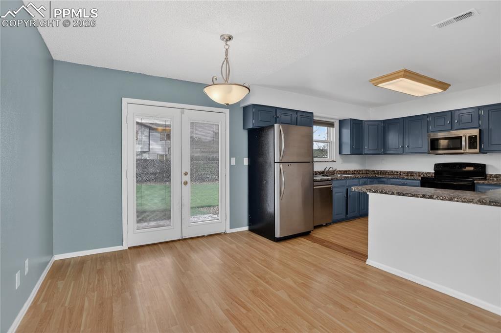 Image 4 of 16: Walk-out dining area