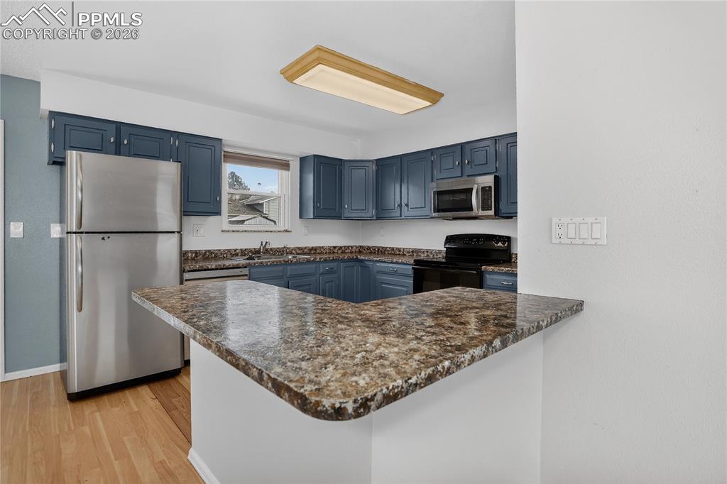 Image 5 of 16: Kitchen w/ peninsula seating