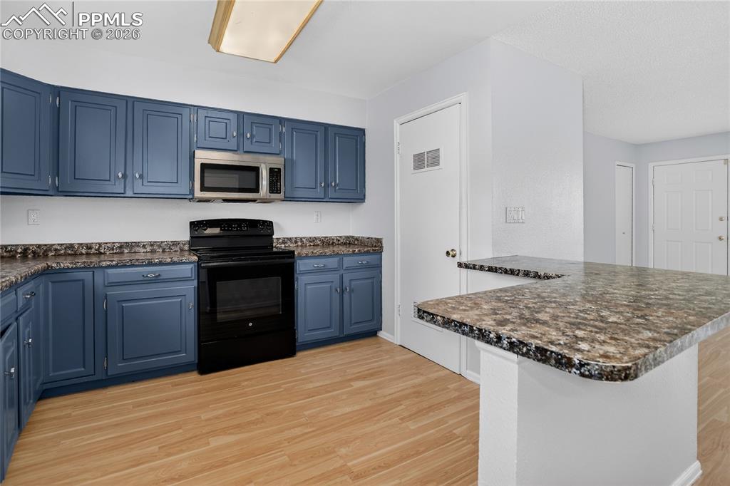 Image 6 of 16: Stone counters