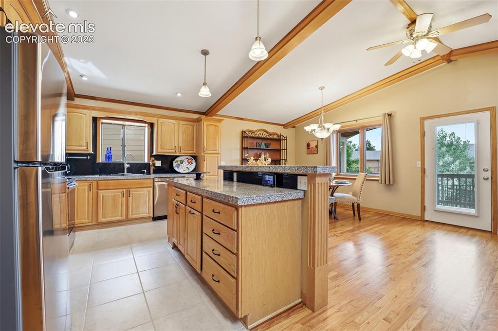 Image 10 of 45: Kitchen