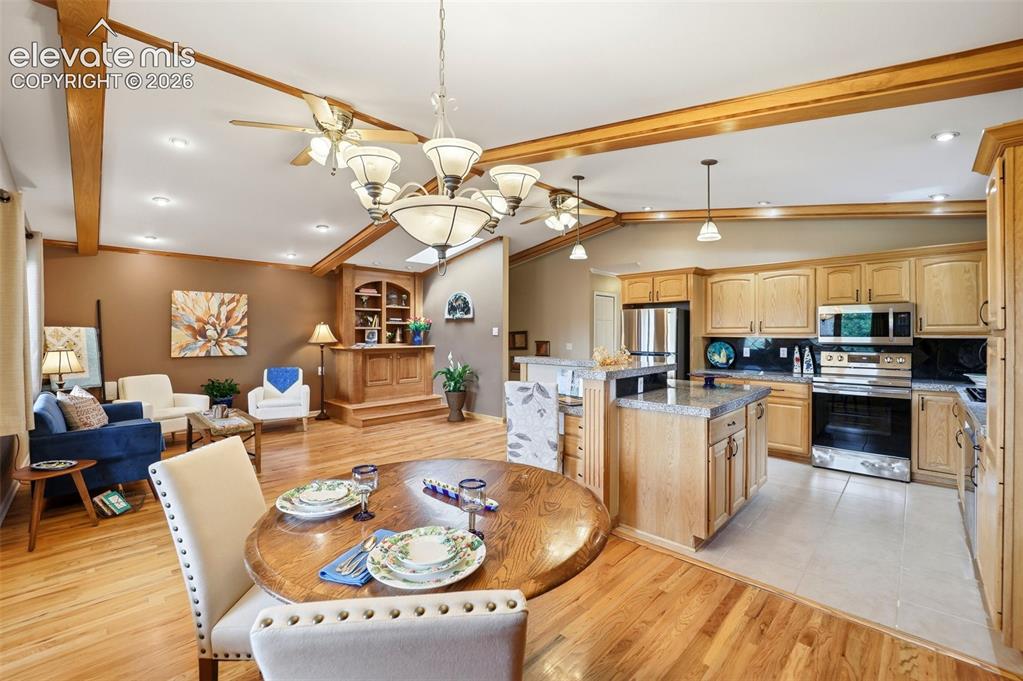 Image 13 of 45: Dining Area