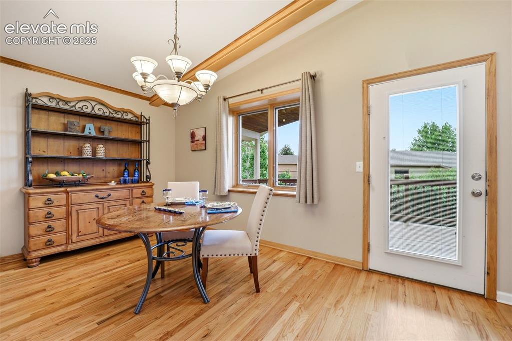 Image 16 of 45: Dining Area
