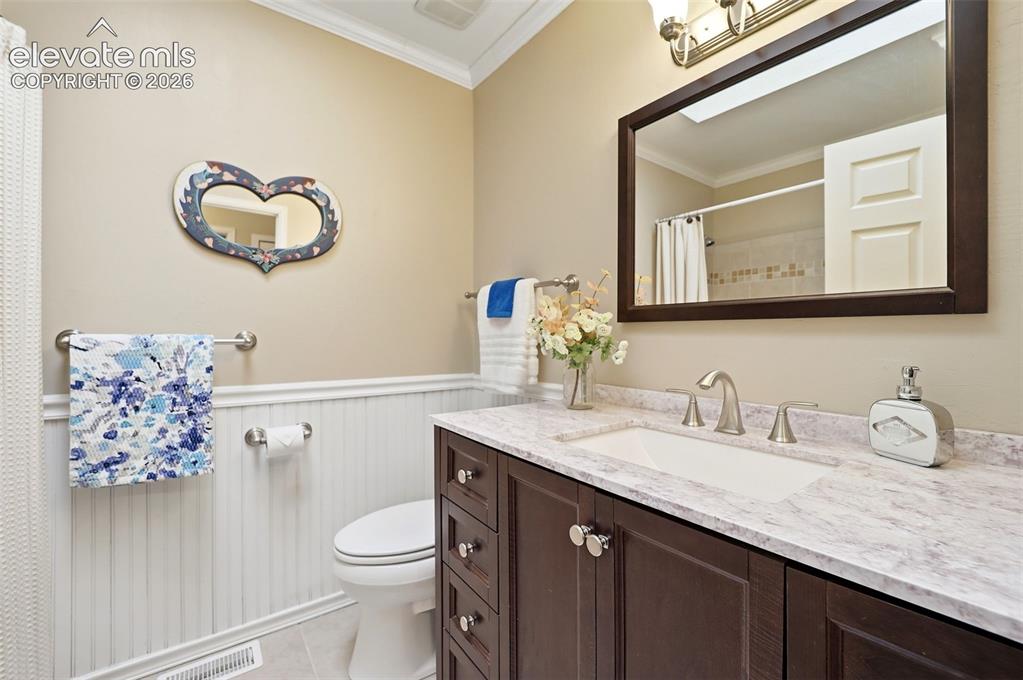 Image 19 of 45: Bathroom