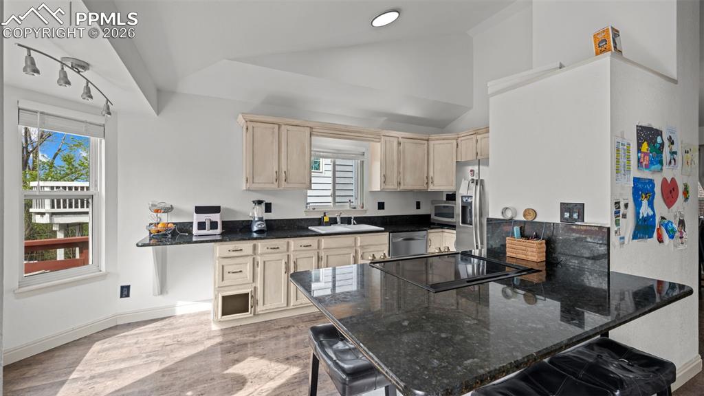 Image 10 of 28: Kitchen