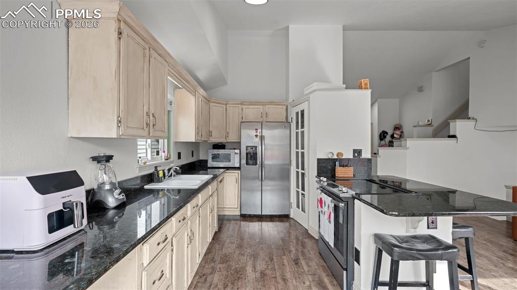 Image 11 of 28: Kitchen