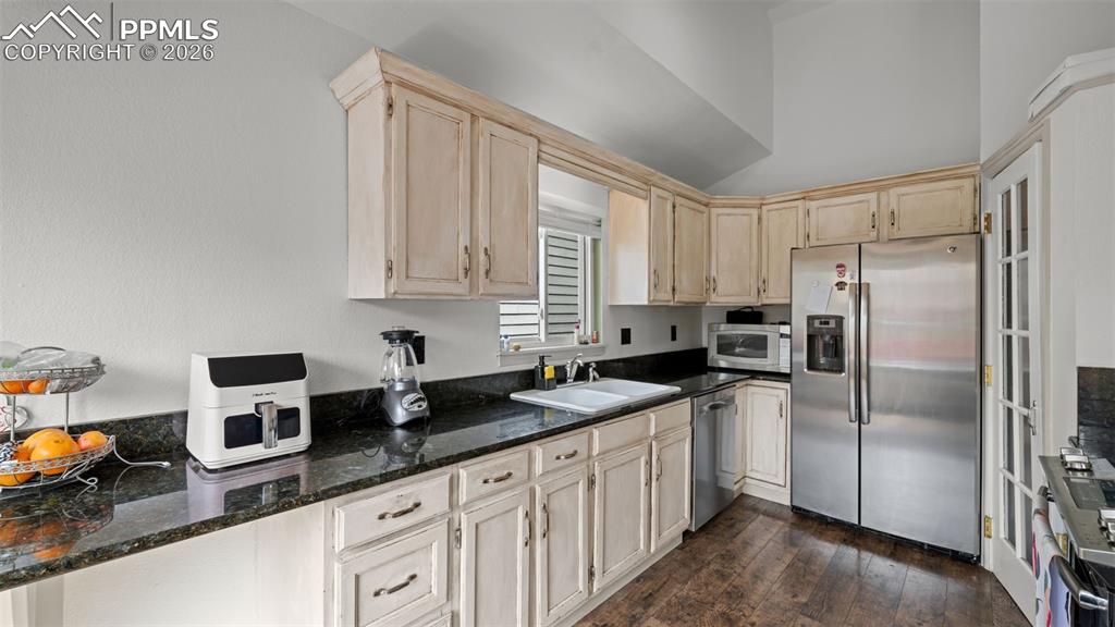 Image 12 of 28: Kitchen