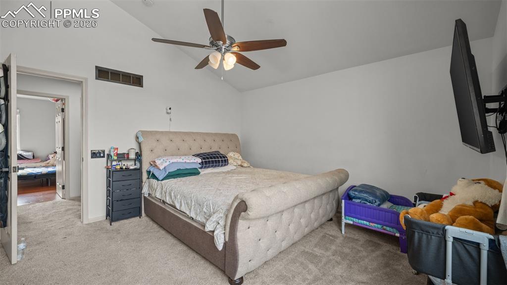 Image 18 of 28: Bedroom