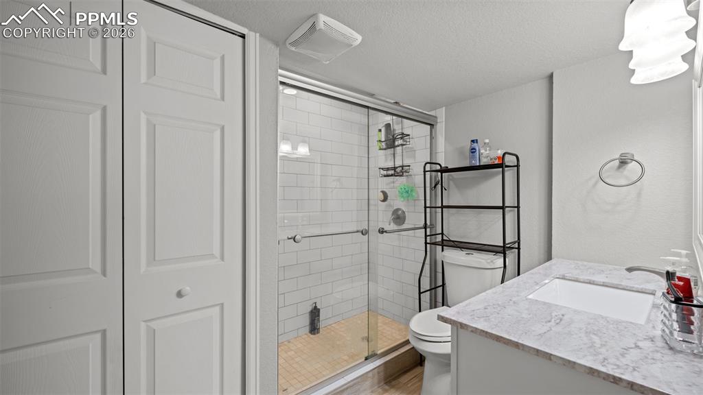 Image 6 of 28: Bathroom