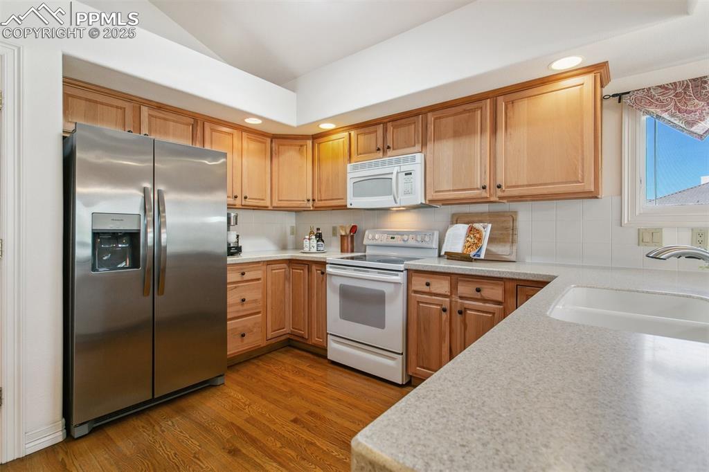 Image 10 of 28: Kitchen