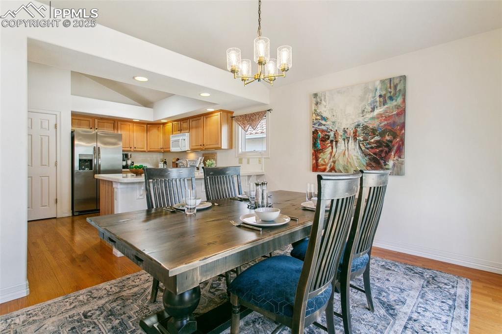 Image 11 of 28: Dining Area