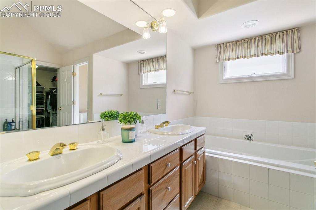 Image 16 of 28: Bathroom