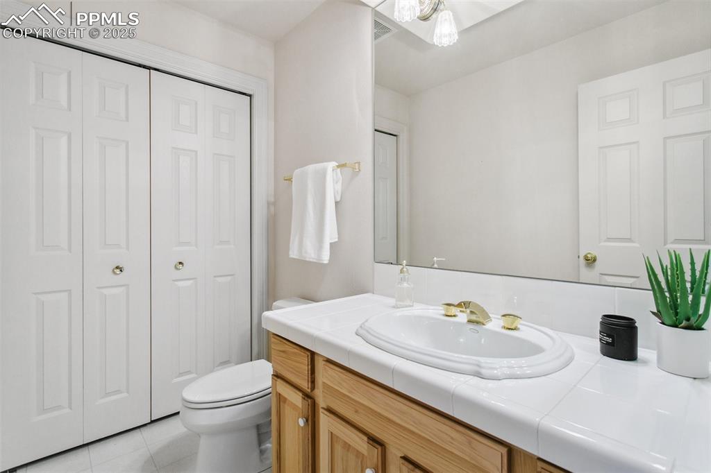Image 18 of 28: Bathroom