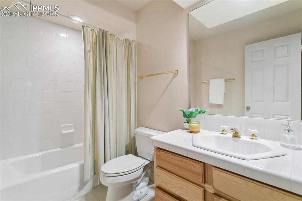 Image 24 of 28: Bathroom