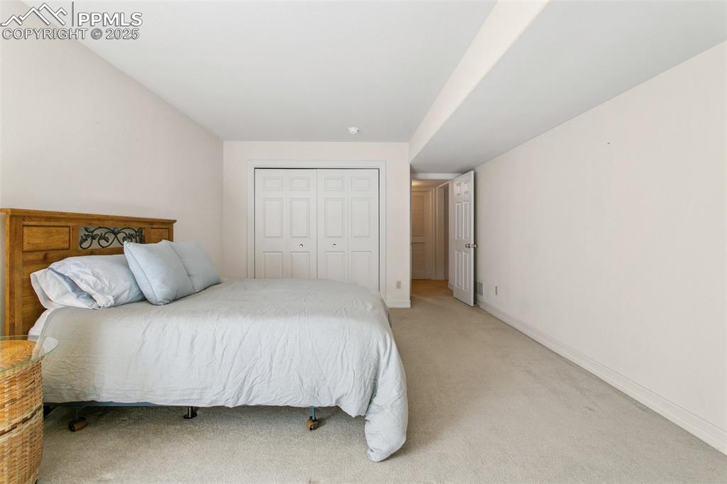 Image 25 of 28: Bedroom