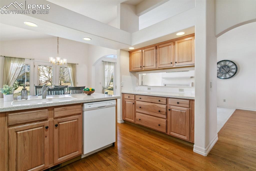 Image 9 of 28: Kitchen