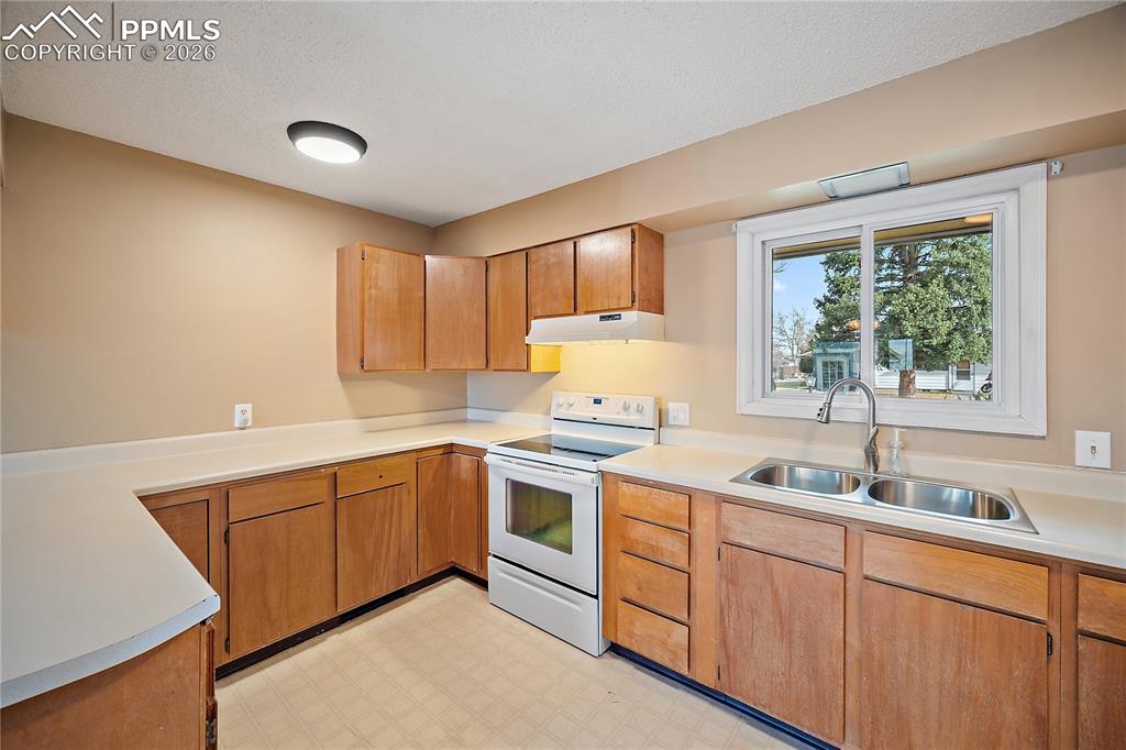 Image 14 of 38: Plenty of space to add open shelving.