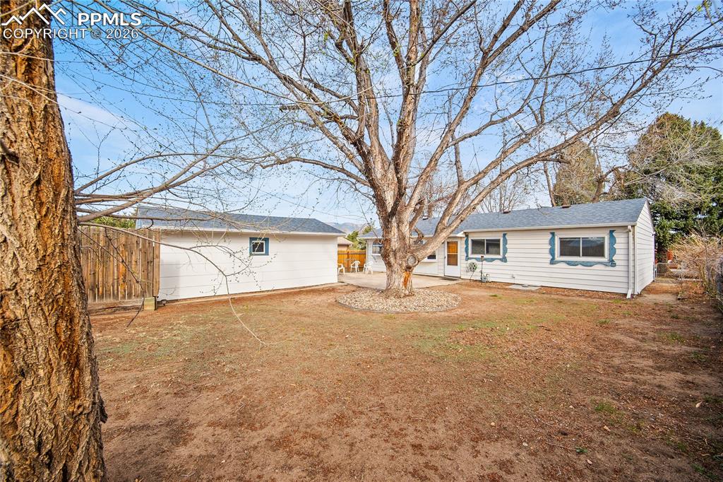 Image 28 of 38: Endless possibilities for this back yard.