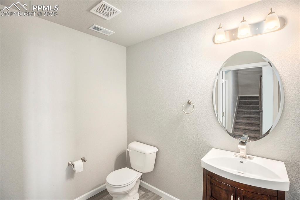 Image 19 of 21: Bathroom