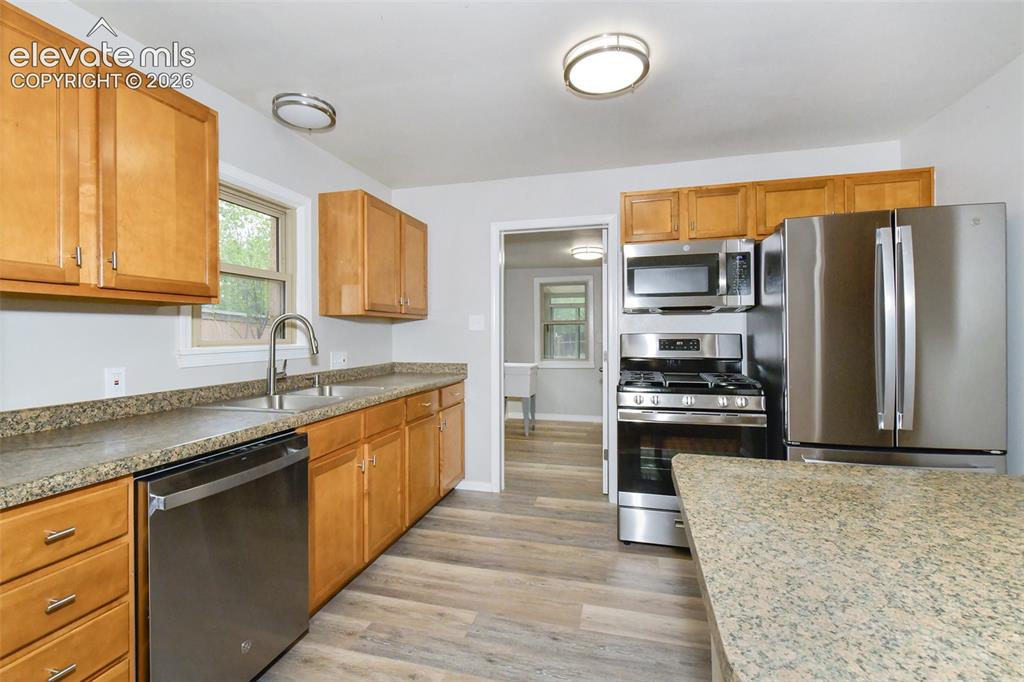 Image 15 of 30: Kitchen