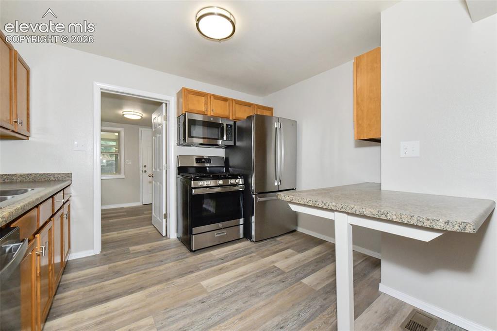 Image 16 of 30: Kitchen