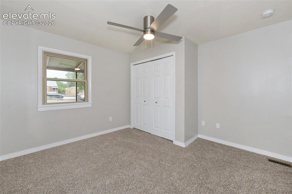 Image 18 of 30: Bedroom