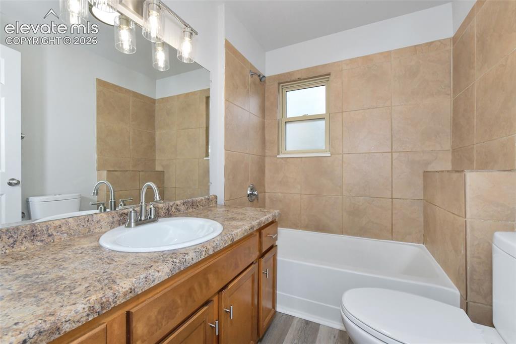 Image 19 of 30: Bathroom