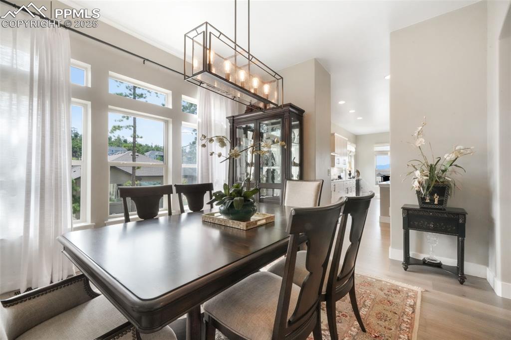 Image 14 of 50: Dining Area