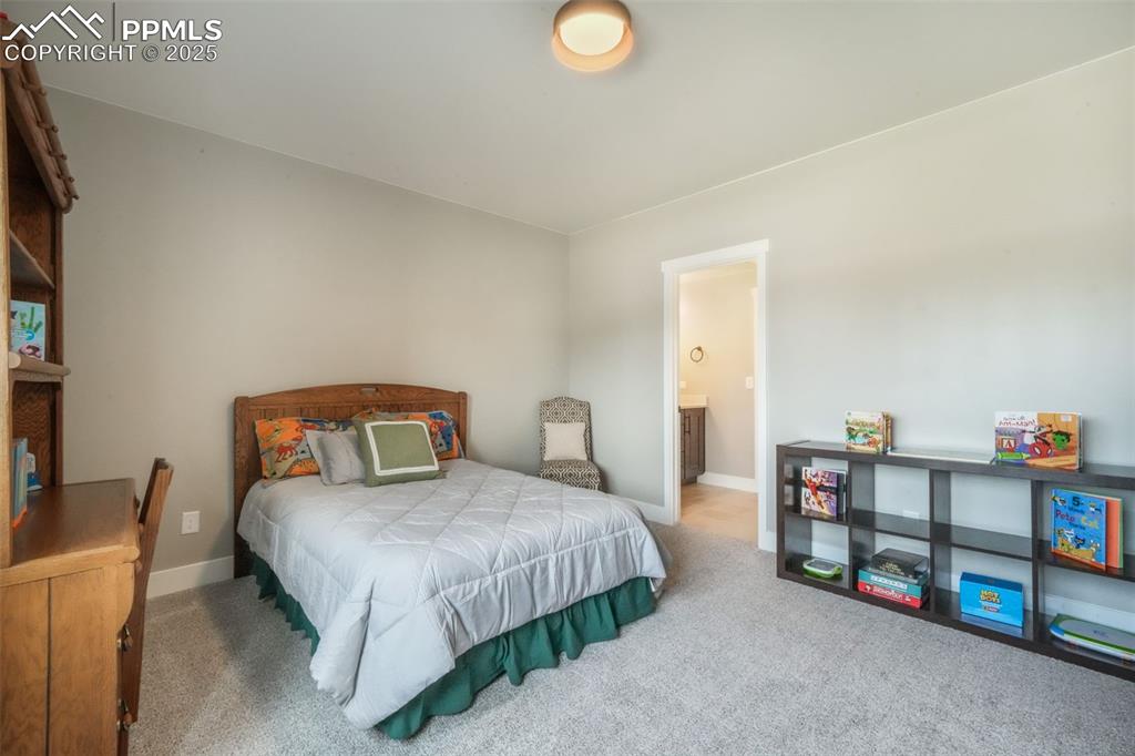 Image 34 of 50: Bedroom