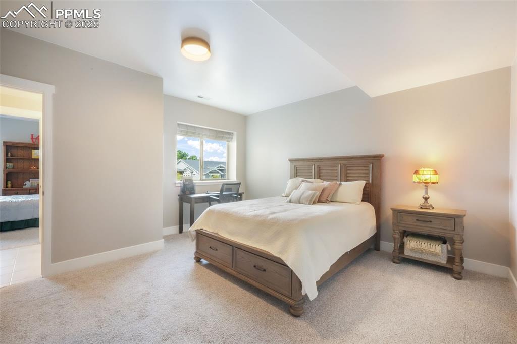 Image 37 of 50: Bedroom