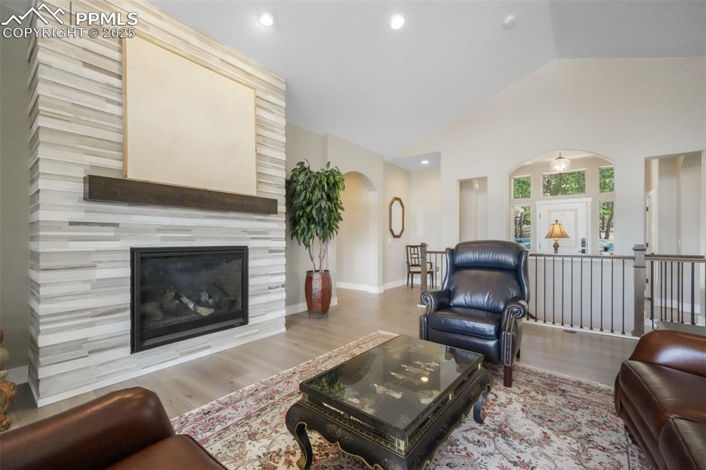 Image 7 of 50: Living Room