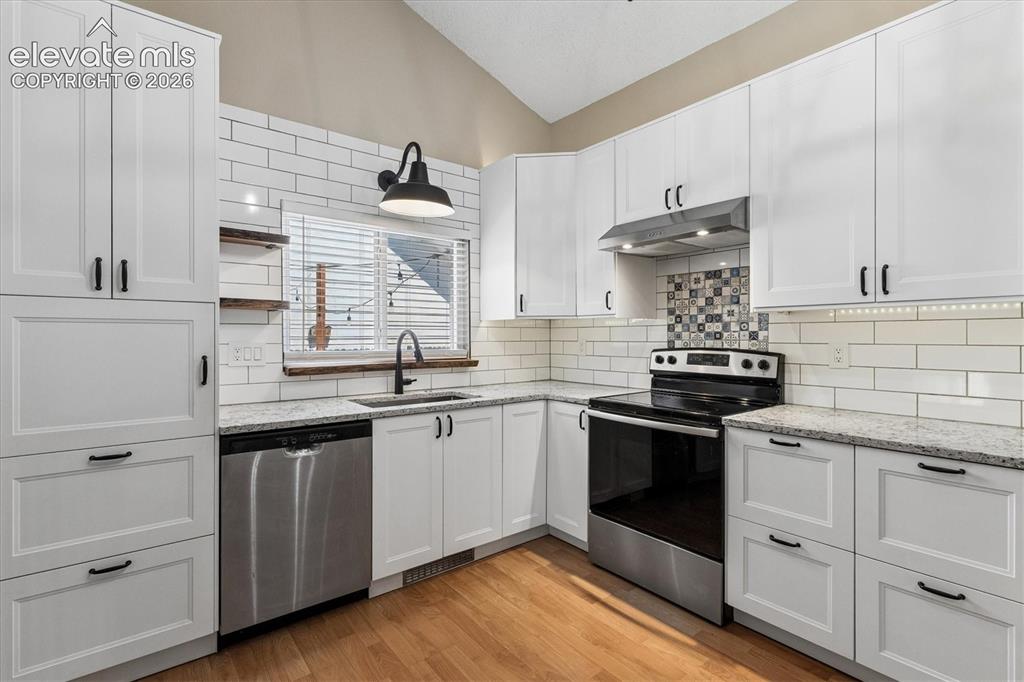 Image 11 of 30: Kitchen