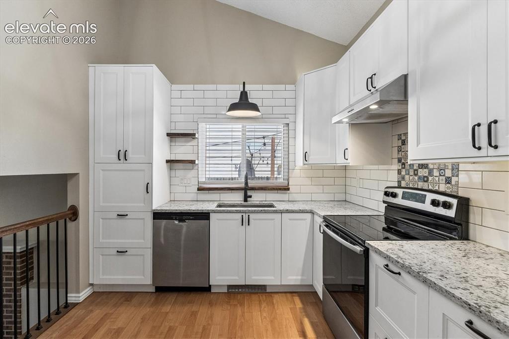 Image 12 of 30: Kitchen